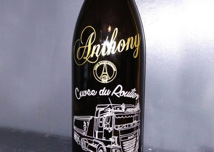 Bouteille personnalisée et gravée pour un anniversaire (30 ans). Dessin d'un camion