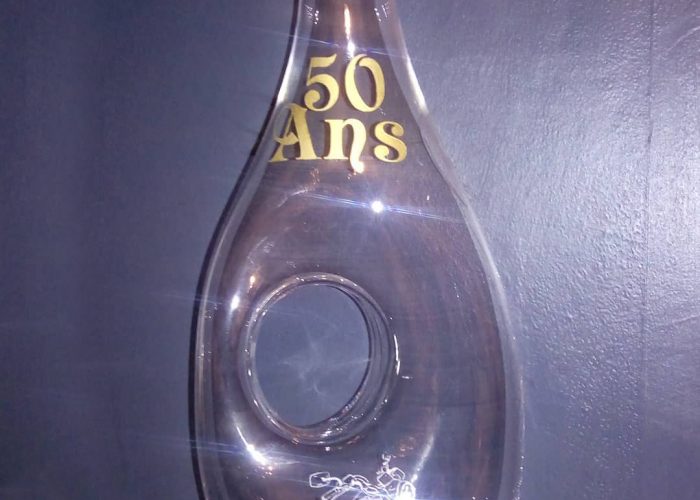 Cadeau personnalisé : carafe gravée pour un anniversaire avec un dessin de moto