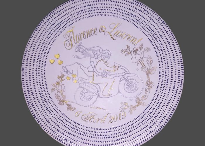 Cadeau de mariage : assiette personnalisée avec les prénoms des deux mariés - thématique moto