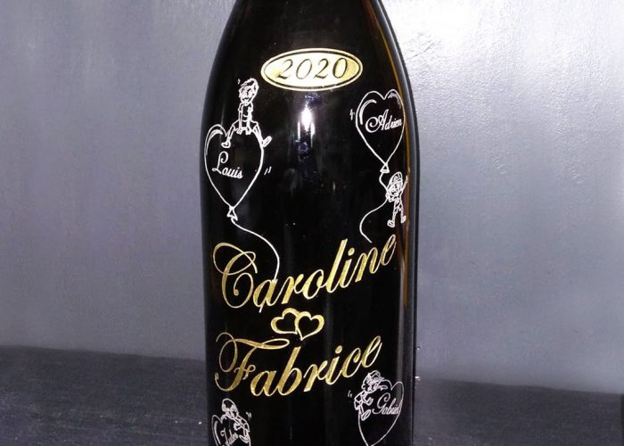 Cadeau de mariage : bouteille personnalisée avec les prénoms des deux mariés