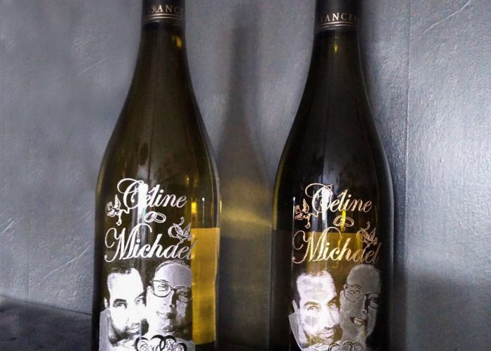 Cadeau de mariage : bouteilles personnalisées avec les prénoms et la photo des deux mariés