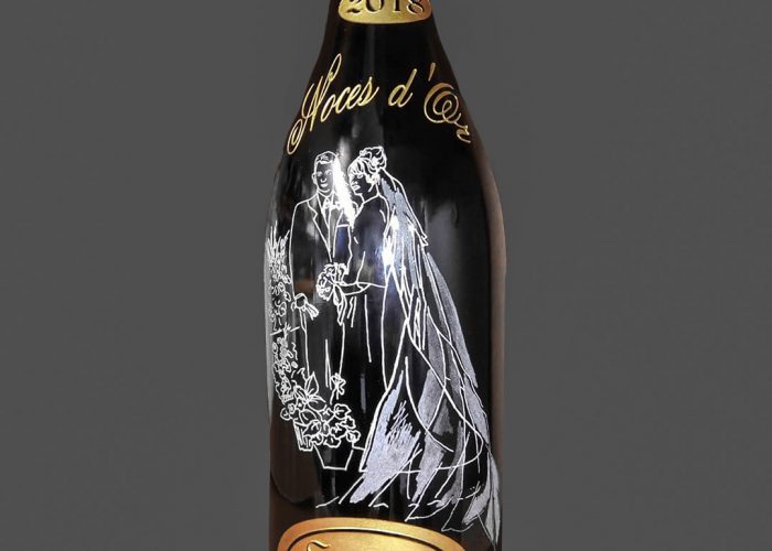 Cadeau pour noces : bouteille personnalisée et gravée au nom des deux mariés