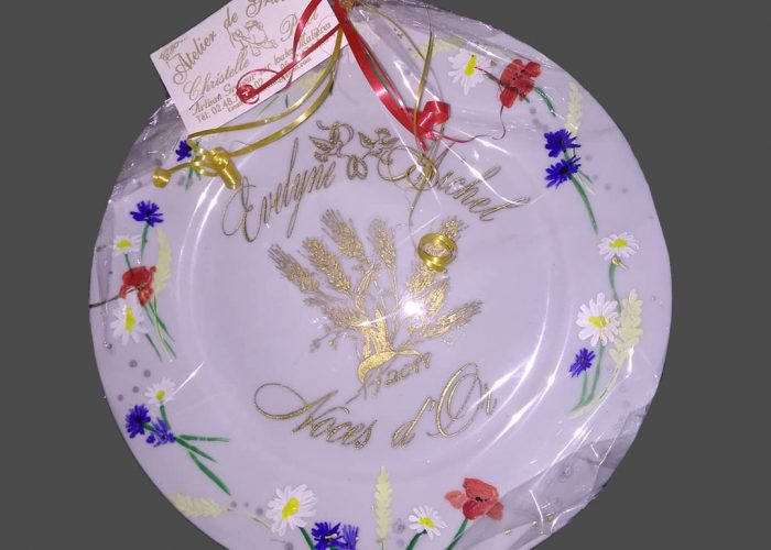 Cadeau de mariage : assiette personnalisée et gravée aux noms des mariés