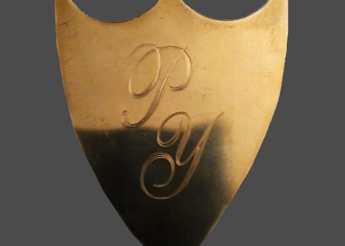 écusson doré servant de cadeau personnalisé pour un chasseur