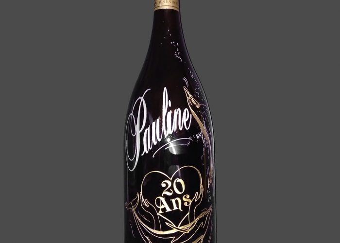 Bouteille gravée pour un anniversaire avec pour thématique la nature (dauphin)