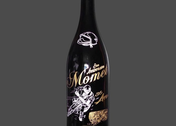 Bouteille gravée pour un anniversaire avec pour thématique la moto