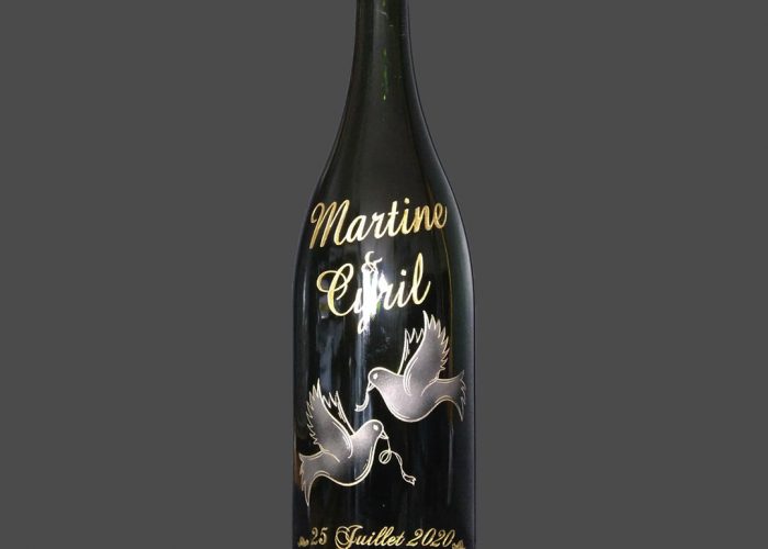 Bouteille gravée servant de cadeau personnalisé pour un mariage